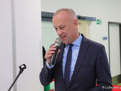Członek Zarządu Województwa Lubuskiego Marcin Jabłoński przemawia podczas otwarcie nowoczesnego bloku operacyjnego w szpitalu w Nowej Soli