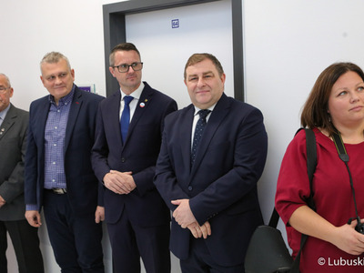 Lubuscy samorządowcy oraz goście podczas uroczystego otwarcia nowoczesnego bloku operacyjnego w szpitalu w Nowej Soli