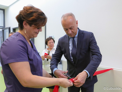 Członek Zarządu Województwa Lubuskiego Marcin Jabłoński przecina wstęgę podczas uroczystego otwarcia nowoczesnego bloku operacyjnego w szpitalu w Nowej Soli