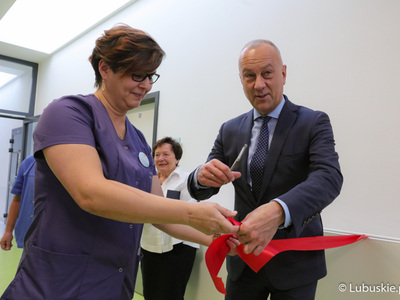 Członek Zarządu Województwa Lubuskiego Marcin Jabłoński przecina wstęgę podczas uroczystego otwarcia nowoczesnego bloku operacyjnego w szpitalu w Nowej Soli