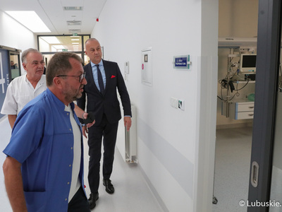 Członek Zarządu Województwa Lubuskiego Marcin Jabłoński zwiedza nowo otwarty nowoczesny blok operacyjny w szpitalu w Nowej Soli