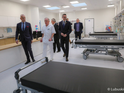 Członek Zarządu Województwa Lubuskiego Marcin Jabłoński zwiedza nowo otwarty nowoczesny blok operacyjny w szpitalu w Nowej Soli