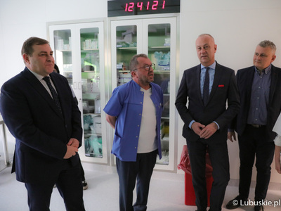 Członek Zarządu Województwa Lubuskiego Marcin Jabłoński zwiedza nowo otwarty nowoczesny blok operacyjny w szpitalu w Nowej Soli