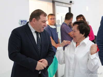 Radny wojewódzki Grzegorz Potęga oraz dyrektor nowosolskiego szpitala Bożena Osińska podczas otwarcia nowoczesnego bloku operacyjnego w szpitalu 