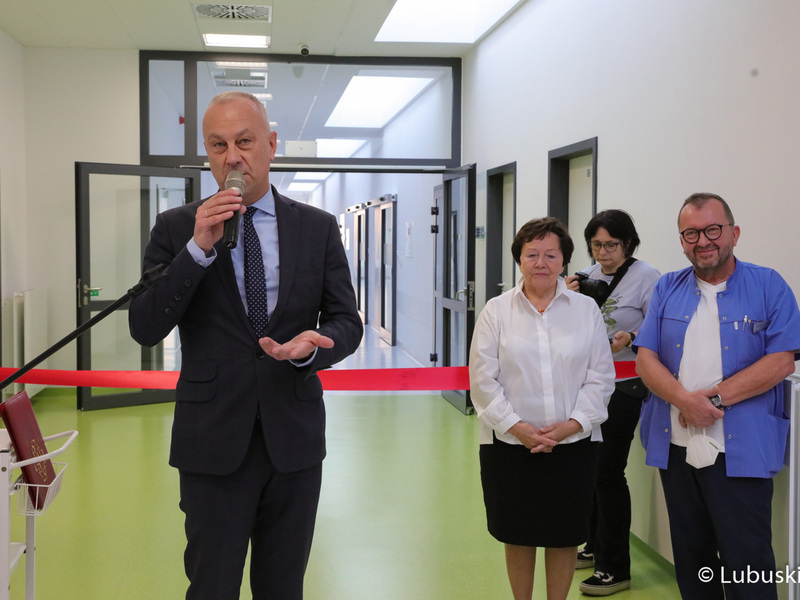 Członek Zarządu Województwa Lubuskiego Marcin Jabłoński przemawia podczas uroczystego otwarcia nowoczesnego bloku operacyjnego w szpitalu w Nowej Soli