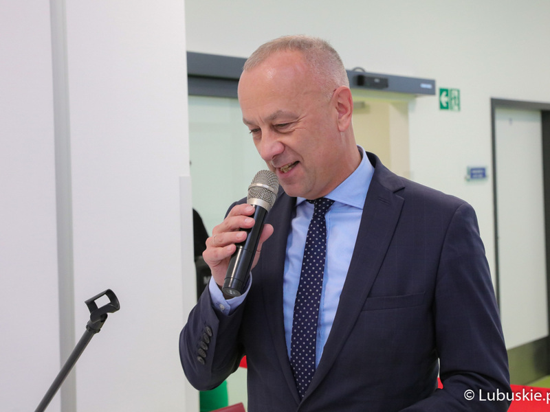 Członek Zarządu Województwa Lubuskiego Marcin Jabłoński przemawia podczas otwarcie nowoczesnego bloku operacyjnego w szpitalu w Nowej Soli