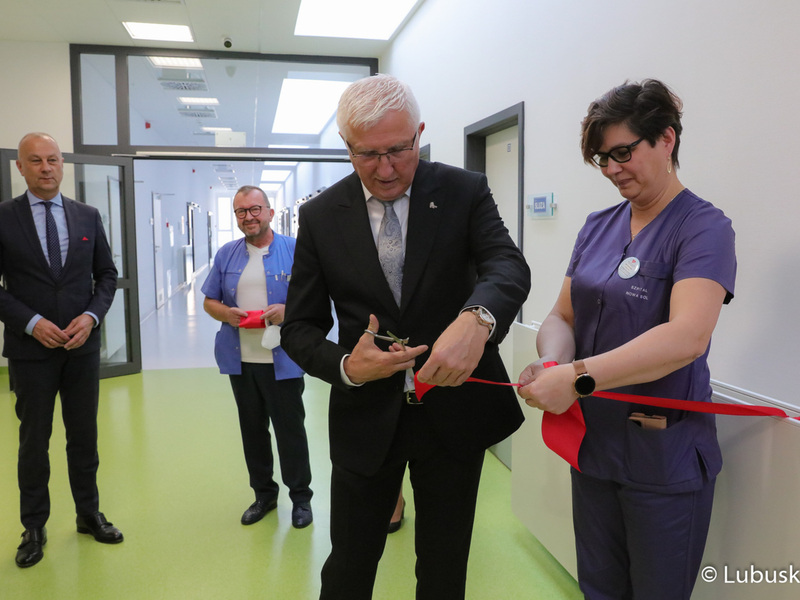 Senator Wadim Tyszkiewicz przecina wstęgę podczas uroczystego otwarcia nowoczesnego bloku operacyjnego w szpitalu w Nowej Soli