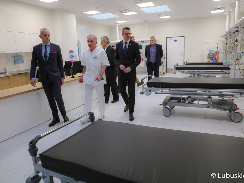 Członek Zarządu Województwa Lubuskiego Marcin Jabłoński zwiedza nowo otwarty nowoczesny blok operacyjny w szpitalu w Nowej Soli