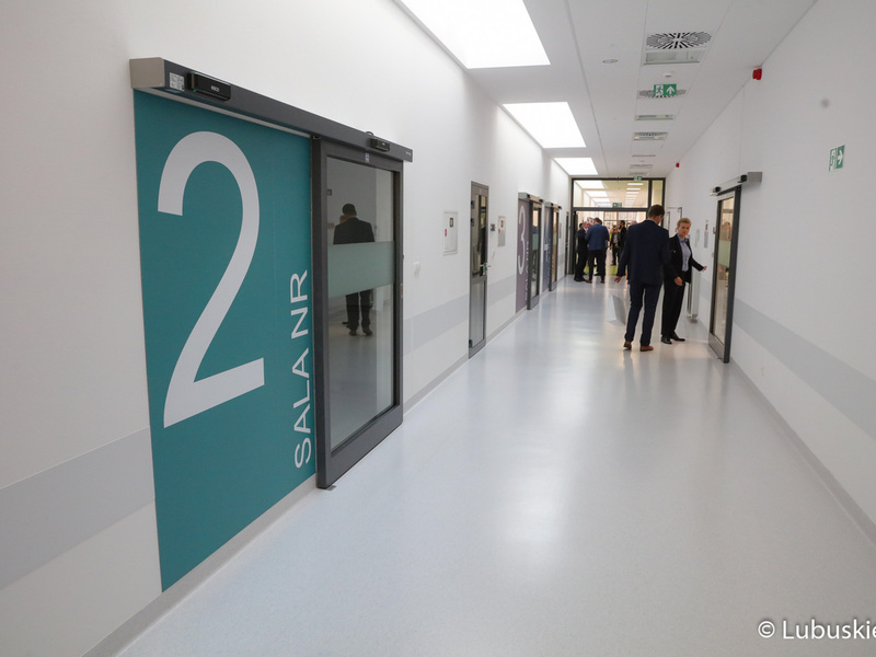 Goście zwiedzają nowo otwarty nowoczesny blok operacyjny w szpitalu w Nowej Soli