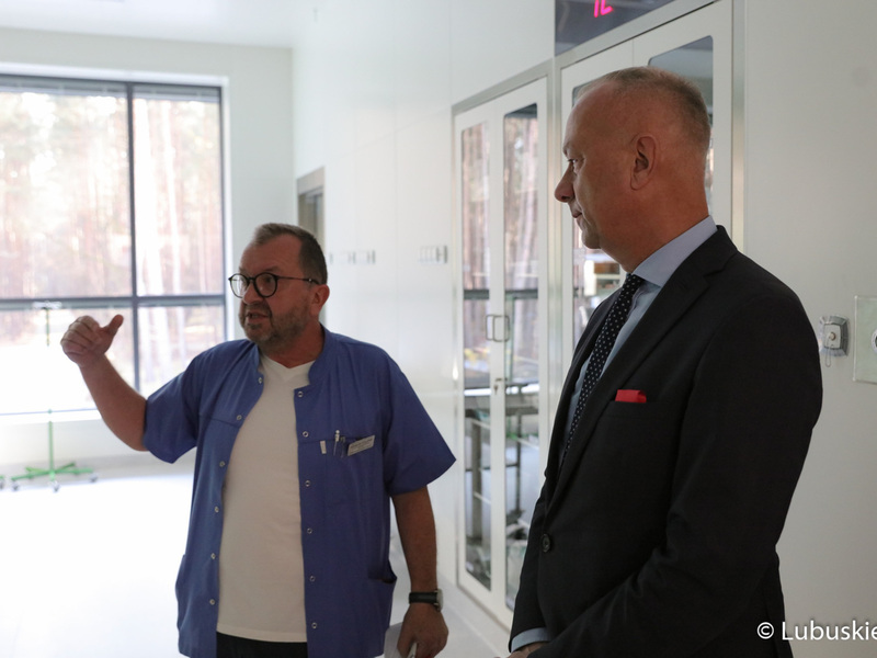 Członek Zarządu Województwa Lubuskiego Marcin Jabłoński zwiedza nowo otwarty nowoczesny blok operacyjny w szpitalu w Nowej Soli