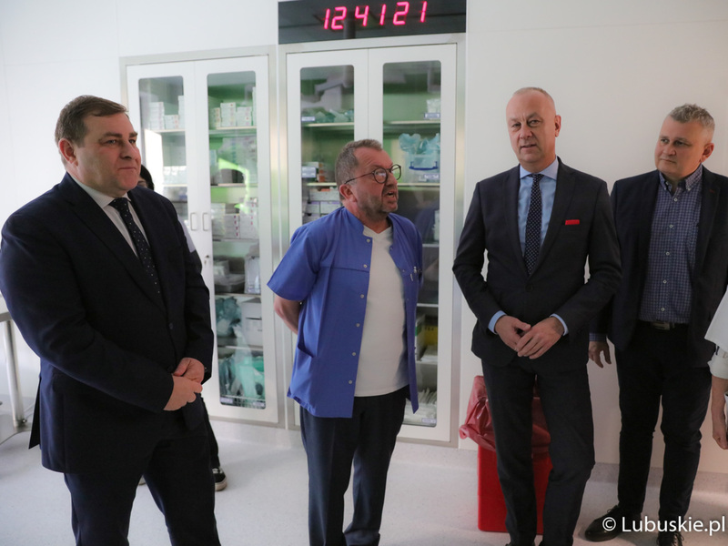 Członek Zarządu Województwa Lubuskiego Marcin Jabłoński zwiedza nowo otwarty nowoczesny blok operacyjny w szpitalu w Nowej Soli