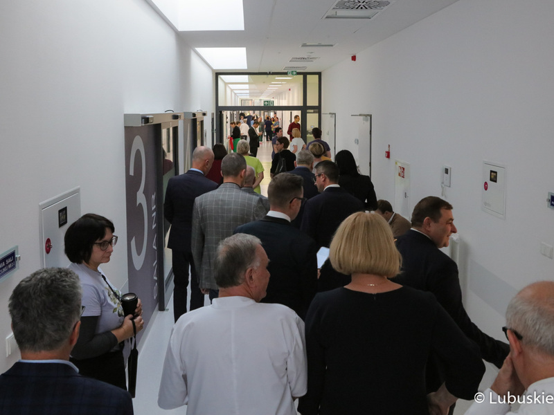 Goście zwiedzają nowo otwarty nowoczesny blok operacyjny w szpitalu w Nowej Soli