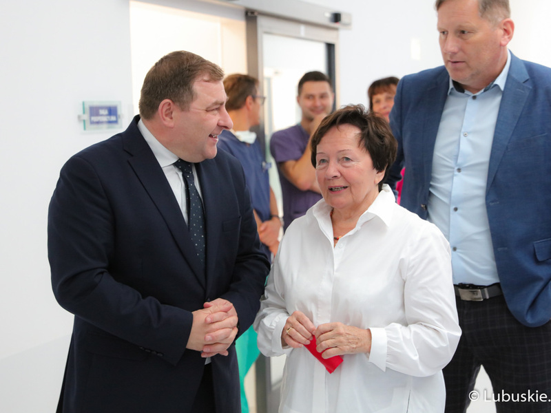 Radny wojewódzki Grzegorz Potęga oraz dyrektor nowosolskiego szpitala Bożena Osińska podczas otwarcia nowoczesnego bloku operacyjnego w szpitalu