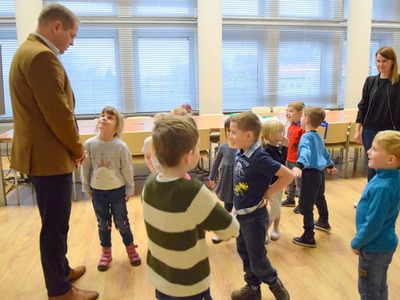 Przedszkolaki w sali prasowej