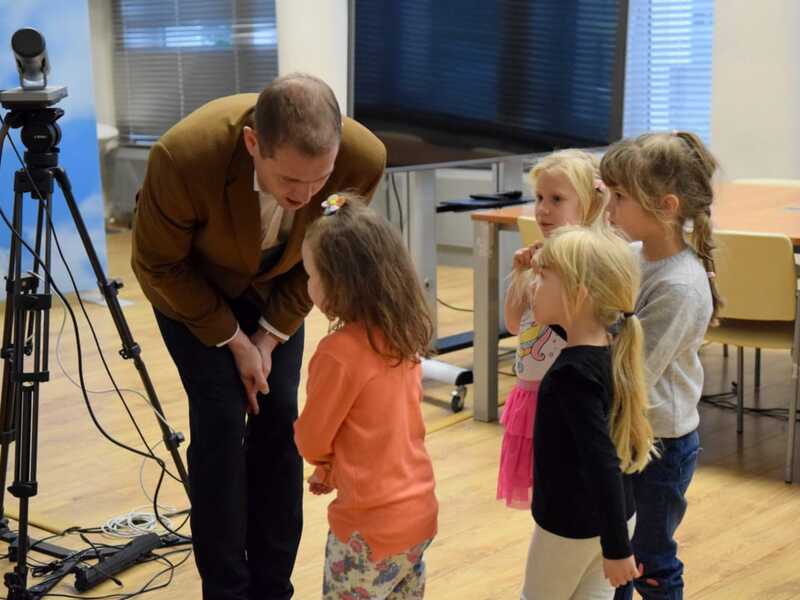 Przedszkolaki w sali prasowej