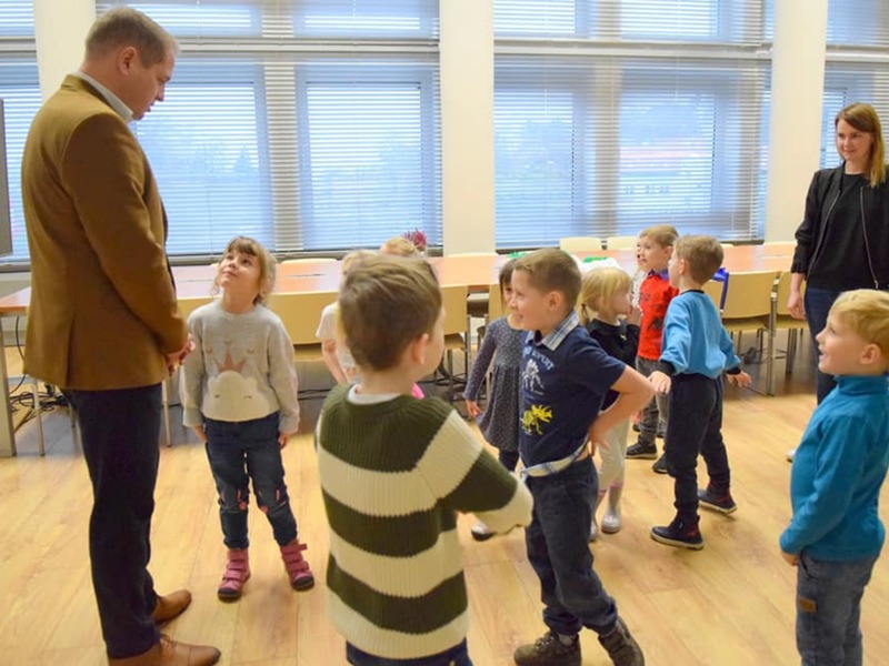 Przedszkolaki w sali prasowej