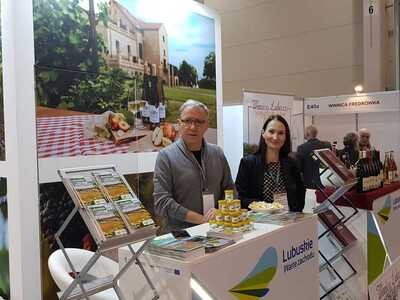 Województwo Lubuskie wspólnie z lubuskimi winiarzami prezentuje swoją ofertę podczas Międzynarodowych Targów Wina ENOEXPO w Krakowie. Targi odbywają się w dniach od 16 do 18 listopada br. a na stoisku zobaczymy: Lubuskie Centrum Winiarstwa w Zaborze, Winnicę Miłosz, Winnicę Folwark Pszczew, Winnicę Equus, Winnicę Milsko, Winnicę Łukasz