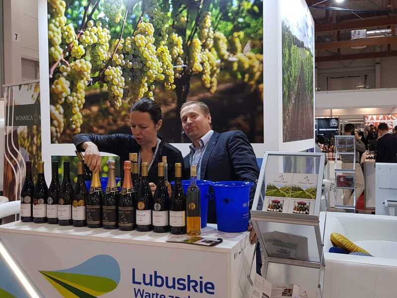 Województwo Lubuskie wspólnie z lubuskimi winiarzami prezentuje swoją ofertę podczas Międzynarodowych Targów Wina ENOEXPO w Krakowie. Targi odbywają się w dniach od 16 do 18 listopada br. a na stoisku zobaczymy: Lubuskie Centrum Winiarstwa w Zaborze, Winnicę Miłosz, Winnicę Folwark Pszczew, Winnicę Equus, Winnicę Milsko, Winnicę Łukasz