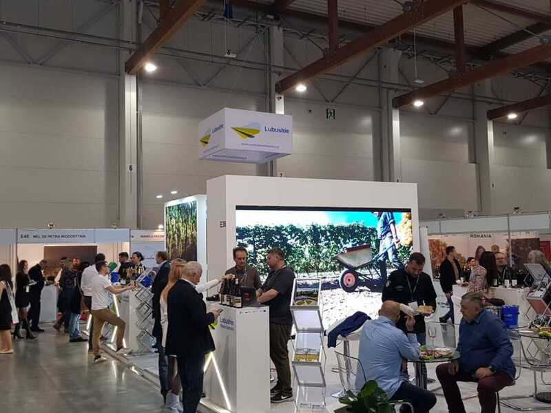 Województwo Lubuskie wspólnie z lubuskimi winiarzami prezentuje swoją ofertę podczas Międzynarodowych Targów Wina ENOEXPO w Krakowie. Targi odbywają się w dniach od 16 do 18 listopada br. a na stoisku zobaczymy: Lubuskie Centrum Winiarstwa w Zaborze, Winnicę Miłosz, Winnicę Folwark Pszczew, Winnicę Equus, Winnicę Milsko, Winnicę Łukasz