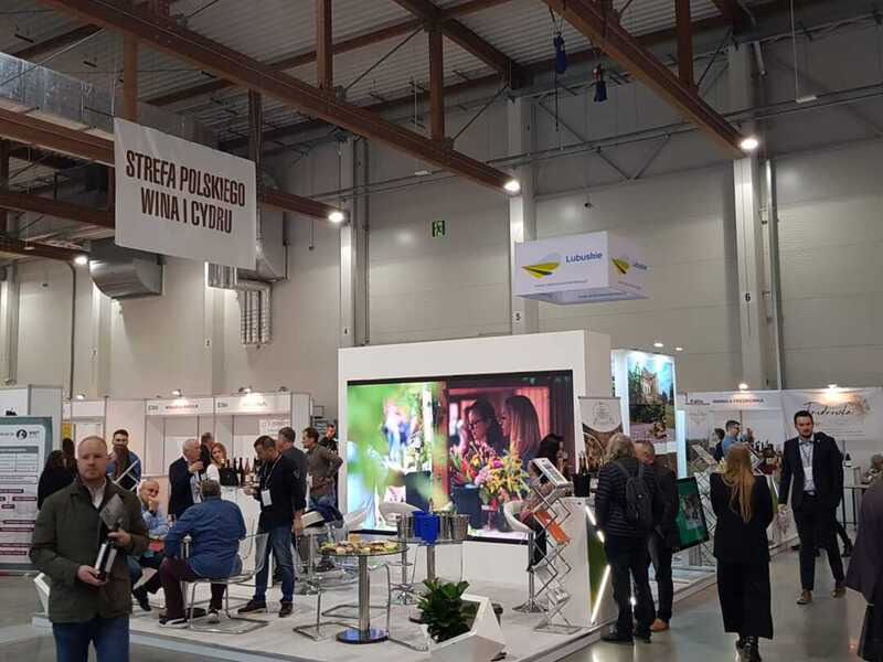 Województwo Lubuskie wspólnie z lubuskimi winiarzami prezentuje swoją ofertę podczas Międzynarodowych Targów Wina ENOEXPO w Krakowie. Targi odbywają się w dniach od 16 do 18 listopada br. a na stoisku zobaczymy: Lubuskie Centrum Winiarstwa w Zaborze, Winnicę Miłosz, Winnicę Folwark Pszczew, Winnicę Equus, Winnicę Milsko, Winnicę Łukasz