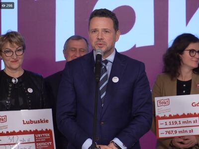 Uczestnicy konferencji prasowej Ruchu Samorządowego TAK! Dla Polski. Przy mikrofonie prezydent Warszawy Rafał Trzaskowski.