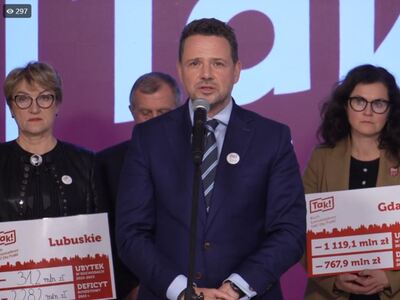 Uczestnicy konferencji prasowej Ruchu Samorządowego TAK! Dla Polski. Przy mikrofonie prezydent Warszawy Rafał Trzaskowski.