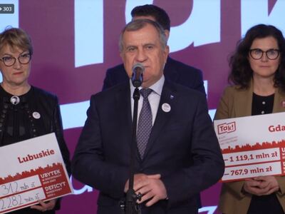 Uczestnicy konferencji prasowej Ruchu Samorządowego TAK! Dla Polski. Przy mikrofonie prezydent Tychów Andrzej Dziuba.
