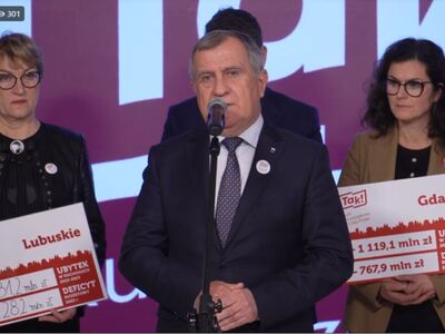 Uczestnicy konferencji prasowej Ruchu Samorządowego TAK! Dla Polski. Przy mikrofonie prezydent Tychów Andrzej Dziuba.