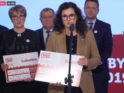 Uczestnicy konferencji prasowej Ruchu Samorządowego TAK! Dla Polski. Przy mikrofonie prezydent Gdańska Aleksandra Dulkiewicz. 