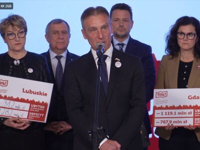 Uczestnicy konferencji prasowej Ruchu Samorządowego TAK! Dla Polski. Przy mikrofonie wójt gminy Korycin Mirosław Lech.