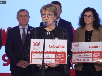 Uczestnicy konferencji prasowej Ruchu Samorządowego TAK! Dla Polski. Przy mikrofonie Marszałek Województwa Lubuskiego Elżbieta Anna Polak. 