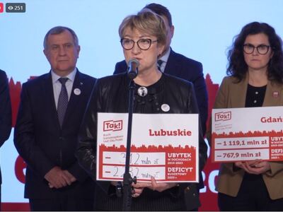 Uczestnicy konferencji prasowej Ruchu Samorządowego TAK! Dla Polski. Przy mikrofonie Marszałek Województwa Lubuskiego Elżbieta Anna Polak. 