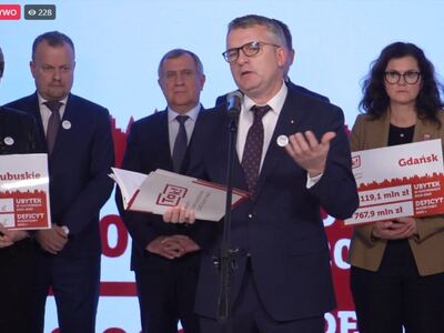 Uczestnicy konferencji prasowej Ruchu Samorządowego TAK! Dla Polski. Przy mikrofonie burmistrz Miasta i Gminy Wieliczka Artur Kozioł.