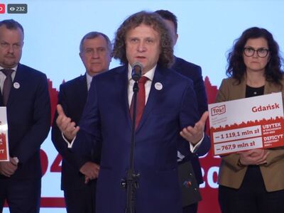 Uczestnicy konferencji prasowej Ruchu Samorządowego TAK! Dla Polski. Przy mikrofonie prezydent Sopotu Jacek Karnowski. 