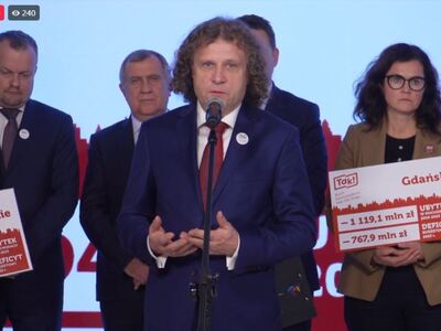 Uczestnicy konferencji prasowej Ruchu Samorządowego TAK! Dla Polski. Przy mikrofonie prezydent Sopotu Jacek Karnowski. 