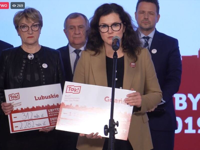 Uczestnicy konferencji prasowej Ruchu Samorządowego TAK! Dla Polski. Przy mikrofonie prezydent Gdańska Aleksandra Dulkiewicz.