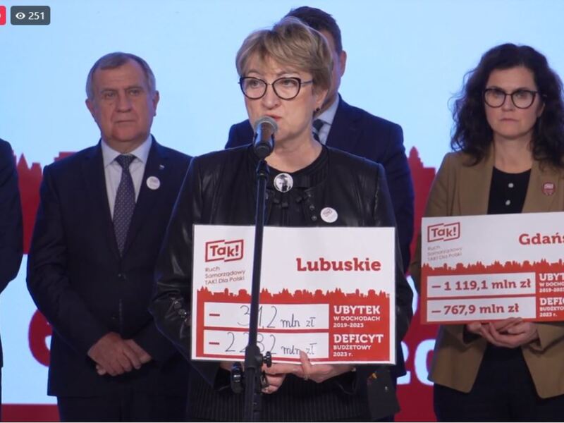 Uczestnicy konferencji prasowej Ruchu Samorządowego TAK! Dla Polski. Przy mikrofonie Marszałek Województwa Lubuskiego Elżbieta Anna Polak.