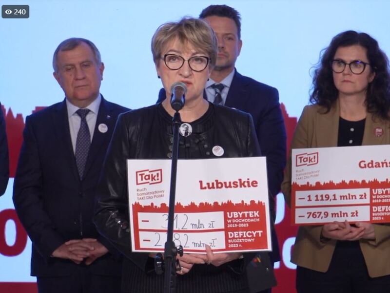 Uczestnicy konferencji prasowej Ruchu Samorządowego TAK! Dla Polski. Przy mikrofonie Marszałek Województwa Lubuskiego Elżbieta Anna Polak.