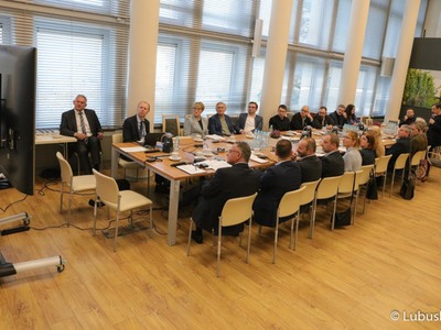 Uczestnicy spotkania zespołu do spraw rewitalizacji Odry
