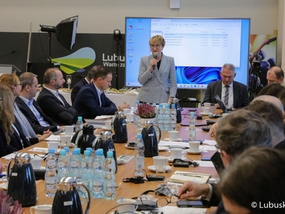 Uczestnicy spotkania zespołu do spraw rewitalizacji Odry
