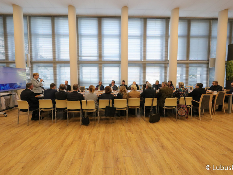 Uczestnicy spotkania zespołu do spraw rewitalizacji Odry