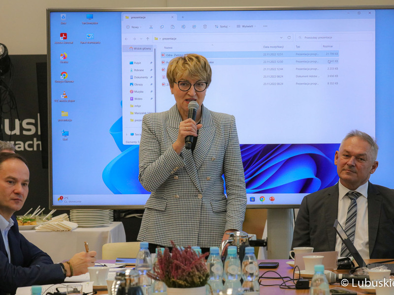 Marszałek Elżbieta Anna Polak przemawia na spotkaniu zespołu do spraw rewitalizacji Odry