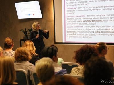 Uczestnicy szkolenia dla beneficjentów programów Interreg. Na zdjęciu adw. Magdalena Falkowska.