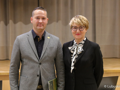 Producent regionalny i zdobywca tytułu „Pszczelarz Roku 2022” Andrzej Leszko z marszałek Elżbietą Anną Polak.
