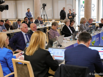 Radni podczas XLVIII zwyczajnej sesji Sejmiku Województwa Lubuskiego.