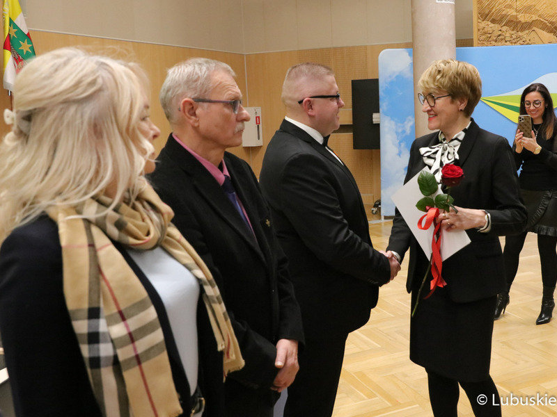 Marszałek Elżbieta Anna Polak gratuluje osobom odznaczonym Odznakami Honorowymi za Zasługi dla Województwa Lubuskiego.