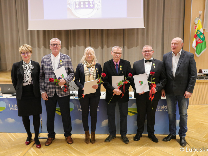 Marszałek Elżbieta Anna Polak (z lewej) oraz przewodniczący Sejmiku Wacław Maciuszonek (z prawej) z odznaczonymi Odznakami Honorowymi za Zasługi dla Województwa Lubuskiego.