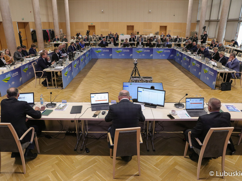 Radni podczas XLVIII zwyczajnej sesji Sejmiku Województwa Lubuskiego.