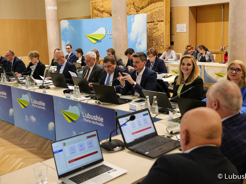 Radni podczas XLVIII zwyczajnej sesji Sejmiku Województwa Lubuskiego.