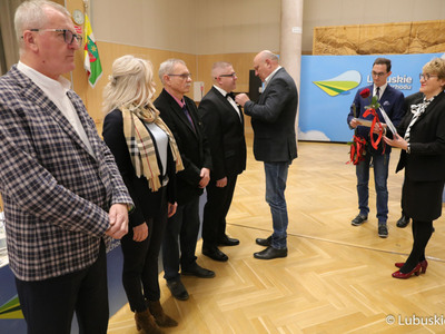 Marszałek Elżbieta Anna Polak oraz przewodniczący Sejmiku Wacław Maciuszonek wręczają Odznaki Honorowe za Zasługi dla Województwa Lubuskiego.